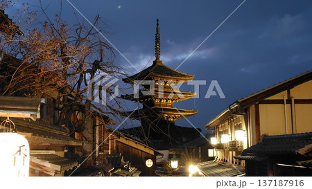 京都東山の五重塔と町並み夜景（Kyoto Higashiyama, Japan） 137187916
