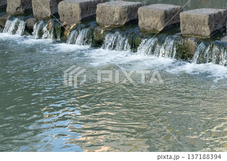 穏やかに流れる川の水面 穏やかに流れる川の水面 137188394