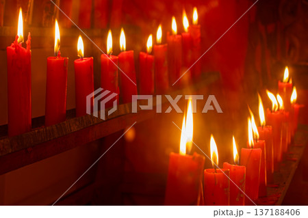 祈りを灯す無数の蝋燭が並ぶ幻想的な光景 祈りを灯す無数の蝋燭が並ぶ幻想的な光景 137188406