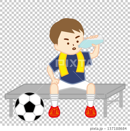 一個踢足球的男孩坐在長椅上，脖子上搭著毛巾，正在補充水分。 137188684