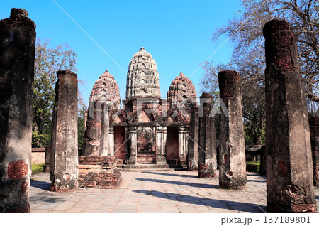 Ancient stone columns and pagodas, Wat Si Sawat temple, Sukhothai historical park. Picturesque scene with wat Si Sawat temple, Sukhothai old city, Northern Thailand. Topic of vacation, travel, trip 137189801