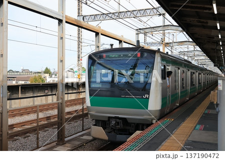 南与野駅を発車したjR埼京線下り電車 南与野駅を発車したjR埼京線下り電車 137190472
