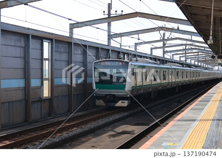 南与野駅の通過線を通過して行くJR埼京線の快速電車 137190474