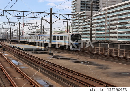 武蔵浦和駅に到着した埼京線乗り入れの臨海線の電車 137190478
