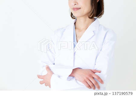 腕組みをする白衣姿のミドル女性医師 腕組みをする白衣姿のミドル女性医師 137190579