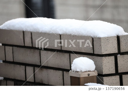 門柱に雪の積もった風景 門柱に雪の積もった風景 137190656