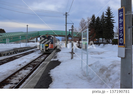 冬の富良野線 中富良野駅と到着する列車（北海道中富良野町） 137190781