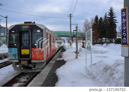 冬の富良野線 中富良野駅と到着する列車(北海道中富良野町) 冬の富良野線 中富良野駅と到着する列車(北海道中富良野町) 137190782