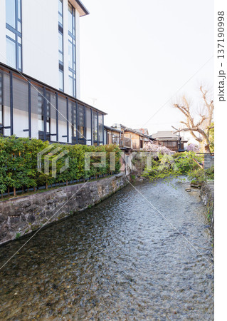 京都三条通白川橋から見た町並み 京都三条通白川橋から見た町並み 137190998