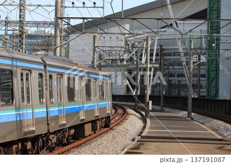 北与野駅を出発したJR埼京線を走る臨海線の電車 137191087