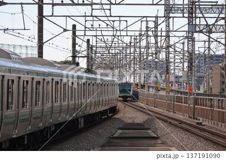 JR埼京線の電車のすれ違い 137191090