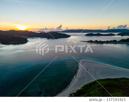 夜明けの慶良間諸島のドローン撮影。嘉比島、安慶名敷島、座間味島他。沖縄県島尻郡-2025 137191921