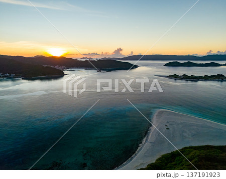 夜明けの慶良間諸島のドローン撮影。嘉比島、安慶名敷島、座間味島他。沖縄県島尻郡-2025 夜明けの慶良間諸島のドローン撮影。嘉比島、安慶名敷島、座間味島他。沖縄県島尻郡-2025 137191923