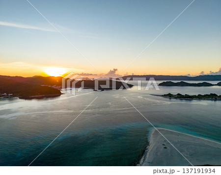 夜明けの慶良間諸島のドローン撮影。嘉比島、安慶名敷島、座間味島他。沖縄県島尻郡-2025 137191934
