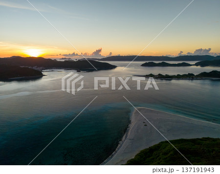 夜明けの慶良間諸島のドローン撮影。嘉比島、安慶名敷島、座間味島他。沖縄県島尻郡-2025 夜明けの慶良間諸島のドローン撮影。嘉比島、安慶名敷島、座間味島他。沖縄県島尻郡-2025 137191943