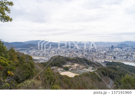 高峠山の山頂付近の展望所から見た景色（広島アルプス） 137191960