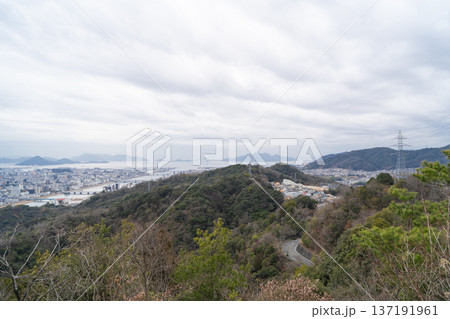 高峠山の山頂付近の展望所から見た景色（広島アルプス） 137191961
