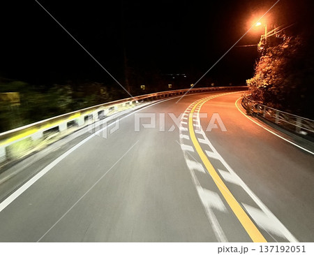 夜の山道カーブと街灯に照らされた道路風景 夜の山道カーブと街灯に照らされた道路風景 137192051