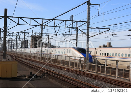 JR埼京線と併走して走る新幹線の電車 JR埼京線と併走して走る新幹線の電車 137192361