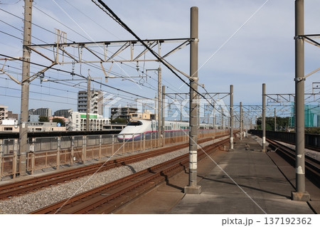 JR埼京線と併走して走る新幹線の電車 137192362