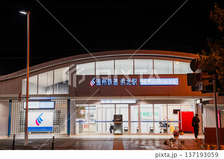 浜松市の遠州鉄道浜北駅の夜の風景(静岡県) 浜松市の遠州鉄道浜北駅の夜の風景(静岡県) 137193059