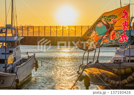 磐田市の福田漁港の大漁旗の風景 137193428