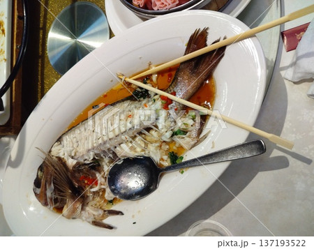 中華料理の魚の煮つけ 137193522