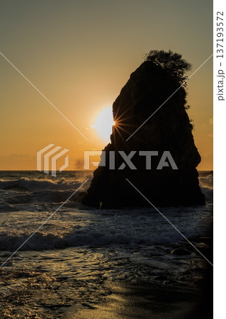 横須賀市立石海岸の夕景 137193572