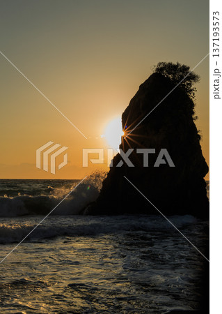 横須賀市立石海岸の夕景 137193573