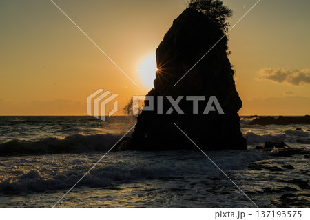 横須賀市立石海岸の夕景 137193575