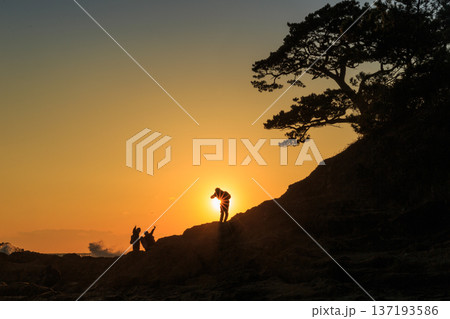 横須賀市立石海岸の夕景 137193586