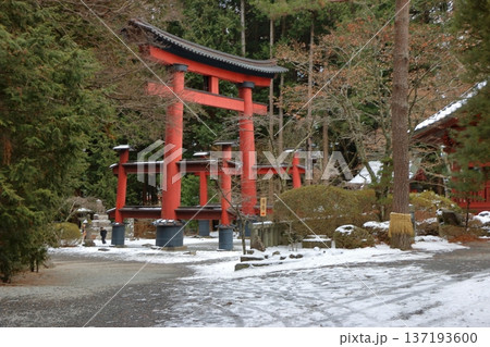 Fuji Otorii gate, mon, torii, at the Kitaguchi Hongu Fuji Sengen Jinja, shrine, on a snowy winter day in Fujiyoshida in Japan. The original gateway to the path to climb Mt. Fuji 137193600