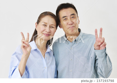 ピースする笑顔のシニア夫婦 ピースする笑顔のシニア夫婦 137193798