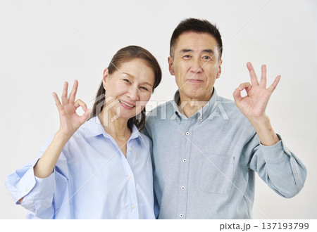 OKサインのシニア夫婦 OKサインのシニア夫婦 137193799