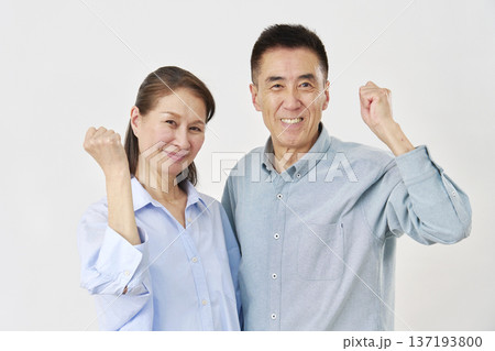 笑顔でガッツポーズの夫婦 137193800