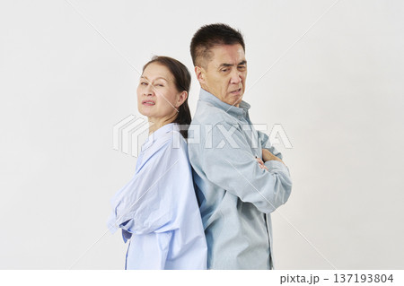 白背景で喧嘩するシニア夫婦 137193804