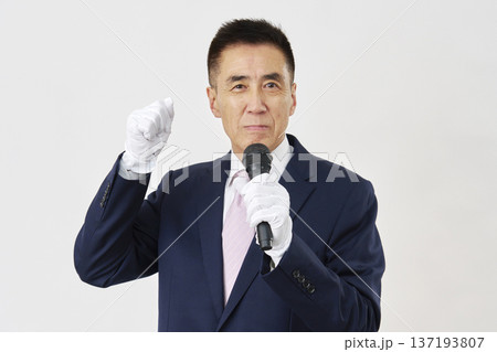 白背景で演説する候補者 137193807