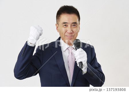 白背景で笑顔の候補者演説 137193808