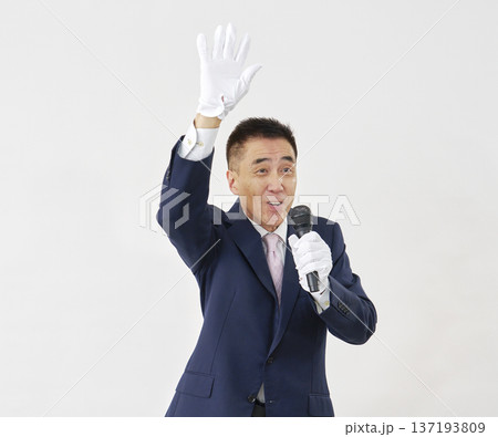 白背景で手を振る候補者 137193809