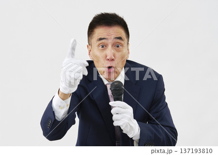白背景で熱弁する候補者 白背景で熱弁する候補者 137193810