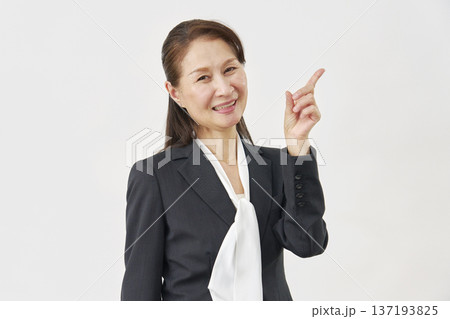 白背景で右側を指差す女性 白背景で右側を指差す女性 137193825