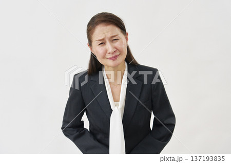 白背景で謝罪する女性 白背景で謝罪する女性 137193835