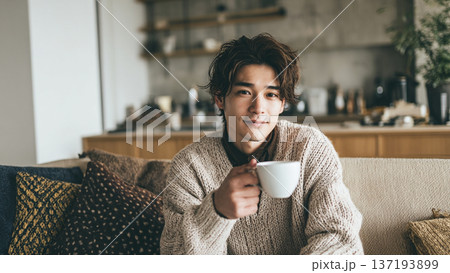 自宅でコーヒーを飲む男性 137193899