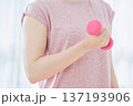 自宅でダンベル運動をする女性の腕のクローズアップ 137193906