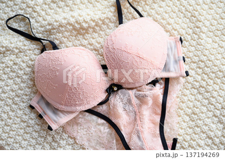 ピンク×黒紐の下着セット 137194269