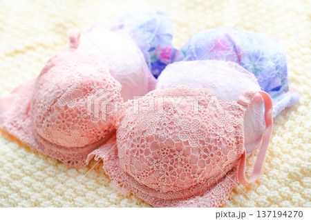 ピンク・ホワイト・パープルのブラジャー ピンク・ホワイト・パープルのブラジャー 137194270