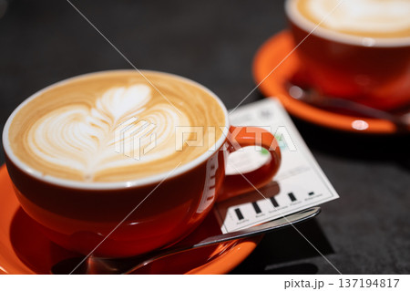 コーヒーを飲む 137194817