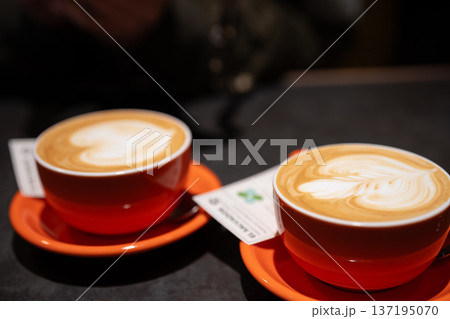 コーヒーを飲む コーヒーを飲む 137195070