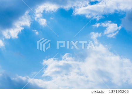 初冬の空　印象的な雲と青空01 137195206