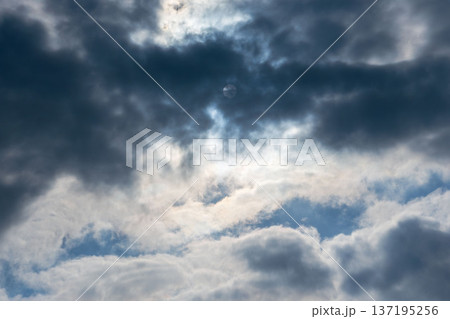 冬の山から見た空 雲に隠れた太陽の輝き01 冬の山から見た空 雲に隠れた太陽の輝き01 137195256